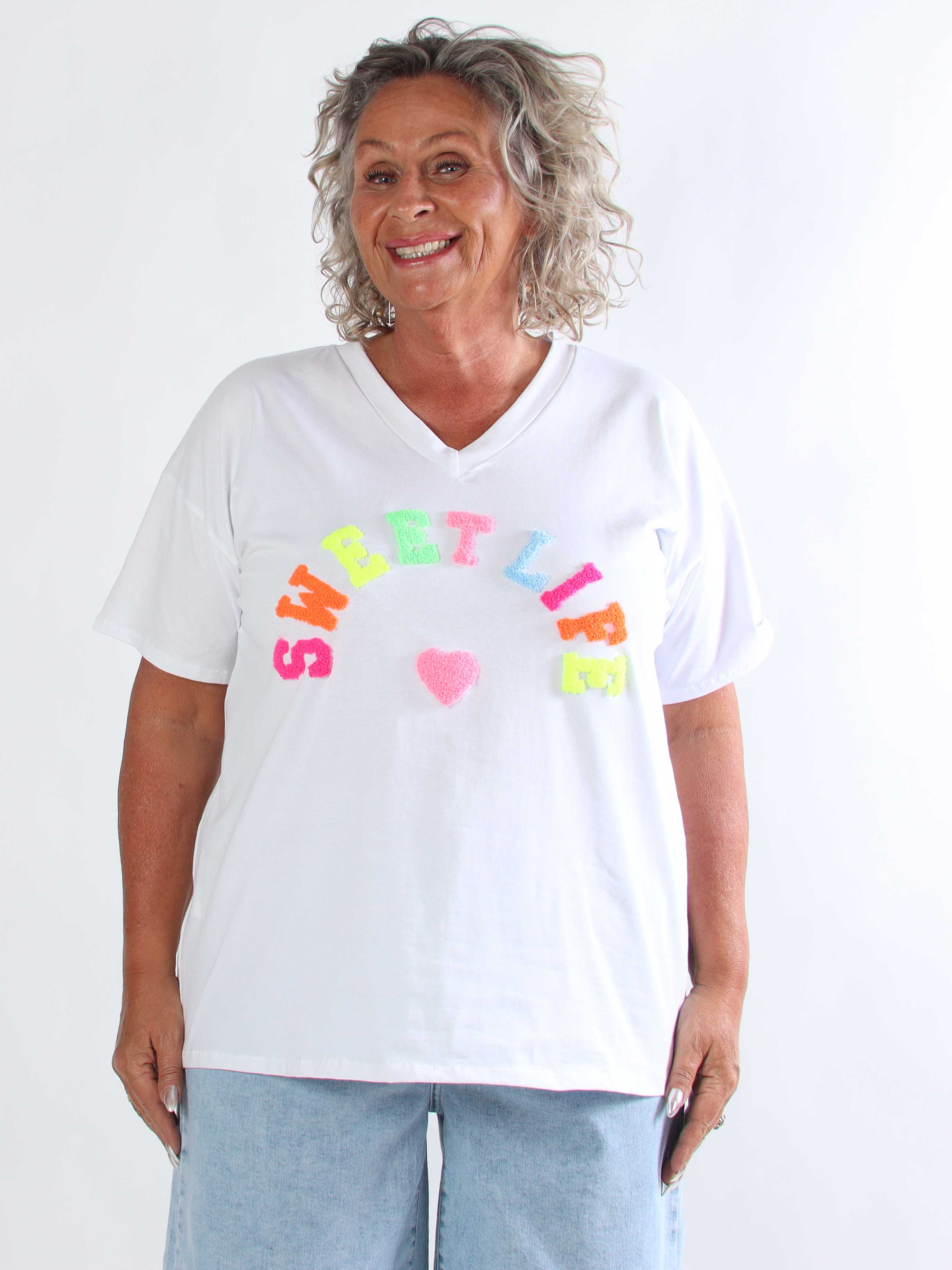 Leini - Plus size t-shirt i bomuld med v-udskæring og farverigt skrift